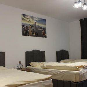 Hr Rooms